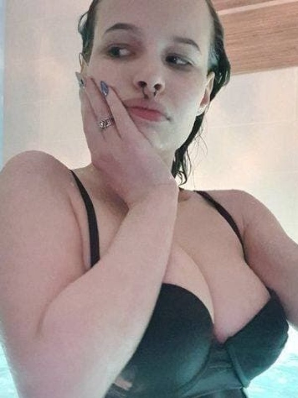 Карина привлекательная девушка из Россошь цена от 3000 руб